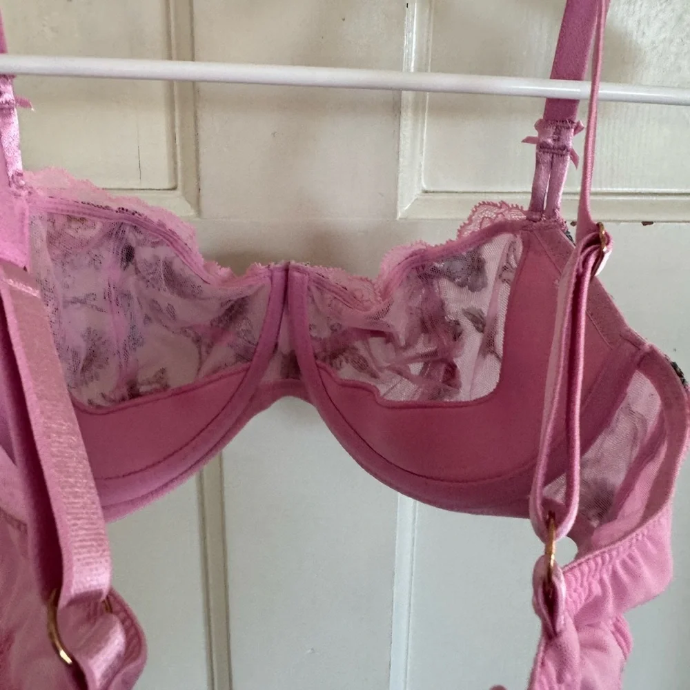 Victoria’s Secret pink floral push-up‎ without padding bra size 36C